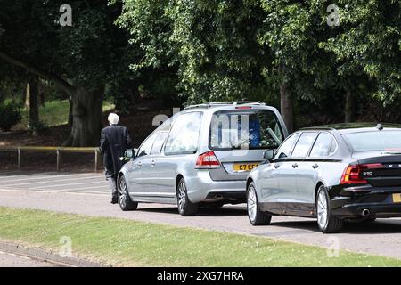 Rob Burrow CBE macht die letzte Reise, als sein Bestattungswagen während des Rob CBE Burrow Begräbnisses im Pontefract Crematorium, Pontefract, Großbritannien, 7. Juli 2024 (Foto: Mark Cosgrove/News Images) Stockfoto