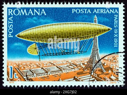 RUMÄNIEN - UM 1978: Ein in Rumänien gedruckter Stempel aus der "Airships"-Ausgabe zeigt Santos Dumont Ballon Nr. 6 über Paris Stockfoto