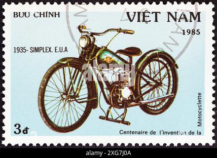 VIETNAM - UM 1985: Eine in Nordvietnam gedruckte Marke aus der Ausgabe „Centenary of Motorcycle“ zeigt einen Simplex, USA, 1935 Stockfoto