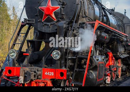 RUSKEALA, RUSSLAND - 07. OKTOBER 2021: Fragment einer alten sowjetischen Dampflokomotive. Karelien, Russland Stockfoto