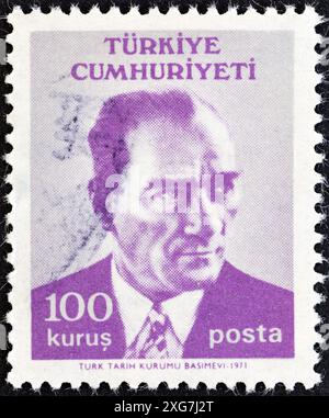 TÜRKEI - UM 1971: Eine in der Türkei gedruckte Briefmarke zeigt ein Porträt von Kemal Atatürk Stockfoto