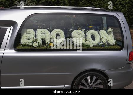 Rob Burrow CBE macht seine letzte Reise, als sein Bestattungswagen während der Beerdigung von Rob Burrow CBE im Pontefract Crematorium, Pontefract, Großbritannien, 7. Juli 2024 (Foto: Alfie Cosgrove/News Images) Stockfoto