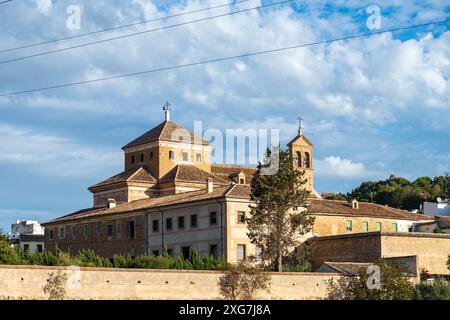 ANTEQUERA, SPANIEN - 17. SEPTEMBER 2023: Panoramablick auf die historische andalusische Stadt in Antequera, Spanien am 17. September 2023 Stockfoto