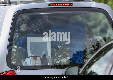 Pontefract, Großbritannien. Juli 2024. Robs CBE-Medaille und ein Foto im hinteren Fenster seines Bestattungswagens während der Beerdigung von Rob CBE Burrow im Pontefract Crematorium, Pontefract, Vereinigtes Königreich, 7. Juli 2024 (Foto: Mark Cosgrove/News Images) in Pontefract, Vereinigtes Königreich am 7. Juli 2024. (Foto: Mark Cosgrove/News Images/SIPA USA) Credit: SIPA USA/Alamy Live News Stockfoto