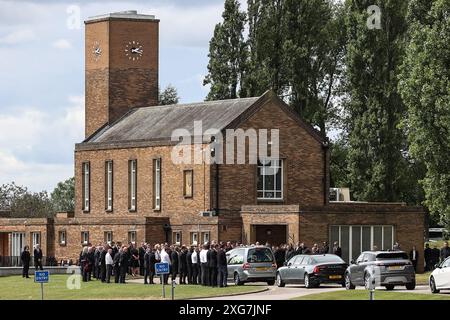 Pontefract, Großbritannien. Juli 2024. Rob Burrow CBE macht seine letzte Reise, als sein Trauerwagen während der Beerdigung von Rob CBE Burrow im Pontefract Crematorium, Pontefract, Vereinigtes Königreich, am 7. Juli 2024 (Foto: Mark Cosgrove/News Images) in Pontefract, Vereinigtes Königreich, am 7. Juli 2024 in Pontefract, Vereinigtes Königreich einfährt. (Foto: Mark Cosgrove/News Images/SIPA USA) Credit: SIPA USA/Alamy Live News Stockfoto