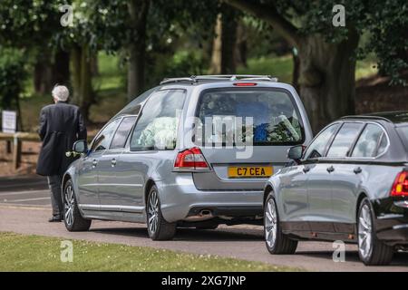 Pontefract, Großbritannien. Juli 2024. Rob Burrow CBE macht seine letzte Reise, als sein Trauerwagen während der Beerdigung von Rob CBE Burrow im Pontefract Crematorium, Pontefract, Vereinigtes Königreich, am 7. Juli 2024 (Foto: Mark Cosgrove/News Images) in Pontefract, Vereinigtes Königreich, am 7. Juli 2024 in Pontefract, Vereinigtes Königreich einfährt. (Foto: Mark Cosgrove/News Images/SIPA USA) Credit: SIPA USA/Alamy Live News Stockfoto