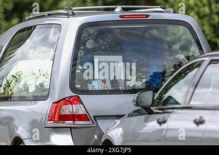 Pontefract, Großbritannien. Juli 2024. Robs CBE-Medaille und ein Foto im hinteren Fenster seines Bestattungswagens während der Beerdigung von Rob CBE Burrow im Pontefract Crematorium, Pontefract, Vereinigtes Königreich, 7. Juli 2024 (Foto: Mark Cosgrove/News Images) in Pontefract, Vereinigtes Königreich am 7. Juli 2024. (Foto: Mark Cosgrove/News Images/SIPA USA) Credit: SIPA USA/Alamy Live News Stockfoto