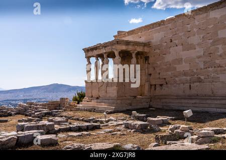 Weibliche Figuren, bekannt als Karyatiden, aus dem Erechtheion in der Akropolis in Athen. Sie wurden als Stützpfeiler verwendet. Stockfoto