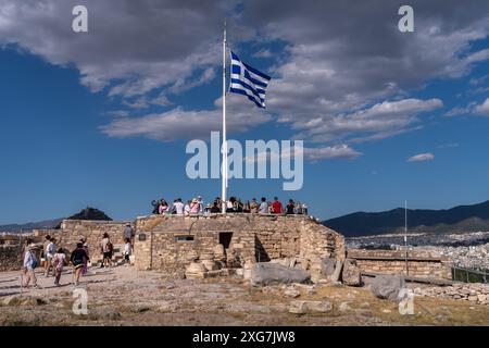 Eine winkende griechische Flagge in der akropolis von Athen. Griechenland. Stockfoto