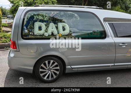 PAPA-Blumen werden in Robs Bestattungswagen während der Beerdigung von Rob CBE Burrow im Pontefract Crematorium, Pontefract, Großbritannien gelegt. Juli 2024. (Foto: Mark Cosgrove/News Images) in Pontefract, Großbritannien am 7.7.2024. (Foto: Mark Cosgrove/News Images/SIPA USA) Credit: SIPA USA/Alamy Live News Stockfoto