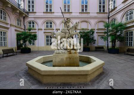 Alter Brunnen des Heiligen Georg im Innenhof des Primatenpalastes oder Primacialny Palac in Bratislava, Slowakei Stockfoto