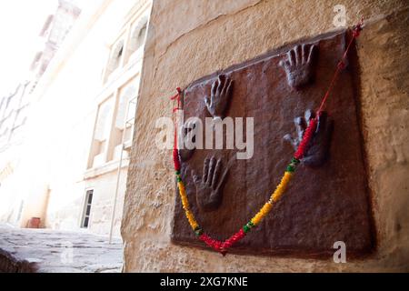 Sati Handabdrücke, Mehrangarh Fort, Jodhpur, Rajasthan, Indien. Erbaut um 1459 von Rao Jodha, Stockfoto