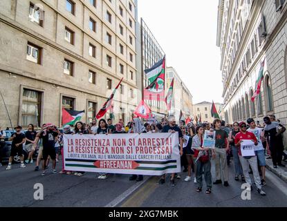 Rom, Italien. Juli 2024. Demonstration der Solidarität mit dem palästinensischen Widerstand und Forderung der Freiheit von Anan Yaeesh, Mansour Doghmosh und Ali Saji Rabhi Irar, palästinensischen Bürgern, die seit Monaten in Italien inhaftiert sind, weil sie den palästinensischen Widerstand am 6. Juli 2024 in Rom, Italien, unterstützt haben. (Foto: Patrizia Cortellessa/Pacific Press/SIPA USA) Credit: SIPA USA/Alamy Live News Stockfoto