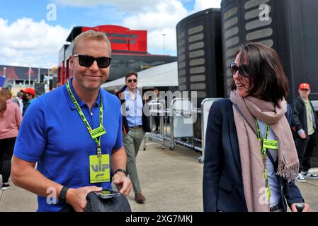 Silverstone, Großbritannien. Juli 2024. Sir Chris Hoy (GBR) mit seiner Frau Lady Sarra Hoy (GBR). 07.07.2024. Formel-1-Weltmeisterschaft, Rd 12, Britischer Grand Prix, Silverstone, England, Wettkampftag. Das Foto sollte lauten: XPB/Alamy Live News. Stockfoto