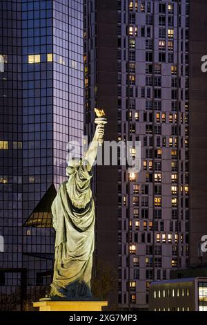 FRANKREICH. PARIS (75) 15-16. BEZIRK). DIE FREIHEITSSTATUE, AM SÜDLICHEN ENDE DER ALLEE DES CYGNES, IN DER MITTE DER SEINE. ES IST EIN KLEINERER Stockfoto