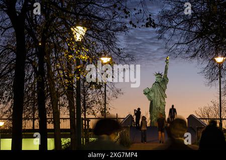 FRANKREICH. PARIS (75) (15.-16. BEZIRK). DIE FREIHEITSSTATUE, AN DER SÜDSPITZE DER ALLEE DES CYGNES, IN DER MITTE DER SEINE. ES IST EIN KLEINERER Stockfoto
