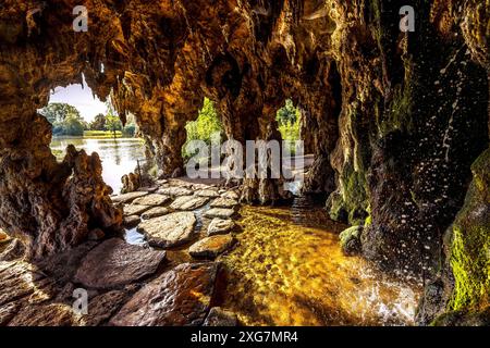 FRANKREICH. PARIS (75) 12. BEZIRK. DER DAUMESNIL-SEE IM BOIS DE VINCENNES UND SEINE KLEINE HÖHLE Stockfoto