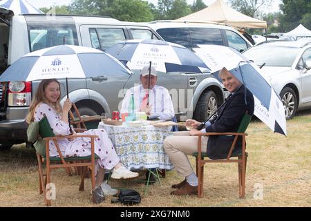 Henley-on-Thames, Großbritannien. Juli 2024. Picknickzeit auf dem Parkplatz trotz des Regens am letzten Tag der Henley Royal Regatta am Ufer der Themse in Henley-on-Thames, Oxfordshire. Quelle: Maureen McLean/Alamy Live News Stockfoto