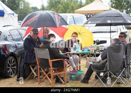 Henley-on-Thames, Großbritannien. Juli 2024. Picknickzeit auf dem Parkplatz trotz des Regens am letzten Tag der Henley Royal Regatta am Ufer der Themse in Henley-on-Thames, Oxfordshire. Quelle: Maureen McLean/Alamy Live News Stockfoto