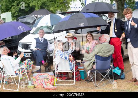 Henley-on-Thames, Großbritannien. Juli 2024. Picknickzeit auf dem Parkplatz trotz des Regens am letzten Tag der Henley Royal Regatta am Ufer der Themse in Henley-on-Thames, Oxfordshire. Quelle: Maureen McLean/Alamy Live News Stockfoto