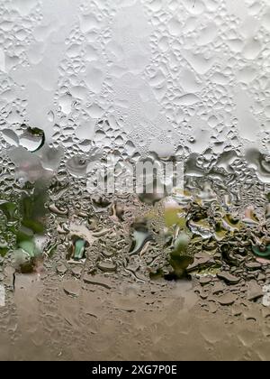 Nahaufnahme von Wassertropfen an einem Glasfenster während des Tages Stockfoto