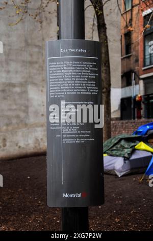 Informationsschild zur Touristenskulptur im La Presse Park in der Innenstadt von Montreal, Quebec, Kanada Stockfoto