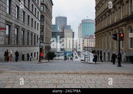 Blick auf die Innenstadt vom Côte de la Place-d'Armes in vieux Montreal, Quebec, Kanada Stockfoto