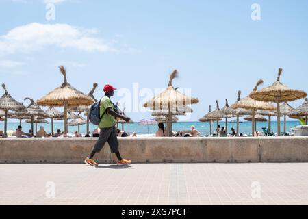 Eindrücke vom Strand in Playa de Palma auf der Insel Mallorca zur Hauptsaison im Sommer 2024 - Straßenhändler an der PromenadeMittelmeerinsel Mallorca während der Hauptsaison im Juli 2024, Palma Mallorca Spanien Playa de Palma *** Impressionen des Strandes in Playa de Palma auf der Insel Mallorca während der Hochsaison im Sommer 2024 Straßenverkäufer auf der Promenade Mittelmeerinsel Mallorca während der Hochsaison im Juli 2024, Palma Mallorca Spanien Playa de Palma Stockfoto