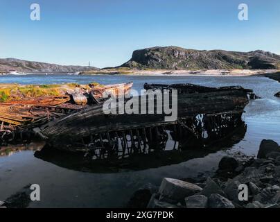 Friedhof alter Schiffswracks. Filmische dramatische Szene. Teriberka, Region Murmansk im Norden Russlands. Hochwertige Fotos Stockfoto