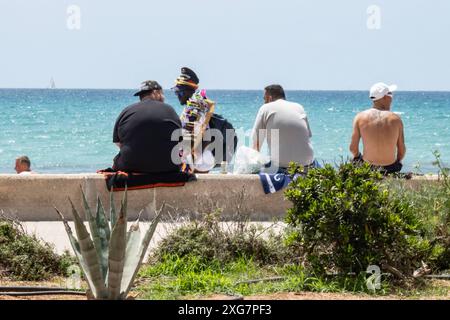 Eindrücke vom Strand in Playa de Palma auf der Insel Mallorca zur Hauptsaison im Sommer 2024 - Straßenhändler an der PromenadeMittelmeerinsel Mallorca während der Hauptsaison im Juli 2024, Palma Mallorca Spanien Playa de Palma *** Impressionen des Strandes in Playa de Palma auf der Insel Mallorca während der Hochsaison im Sommer 2024 Straßenverkäufer auf der Promenade Mittelmeerinsel Mallorca während der Hochsaison im Juli 2024, Palma Mallorca Spanien Playa de Palma Stockfoto