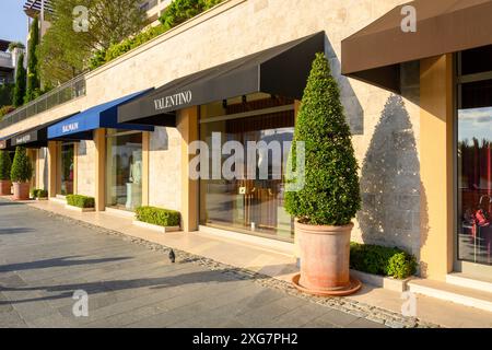 Tivat, Montenegro - 8. Juni 2022: Geschäfte an der Strandpromenade in Porto Montenegro. Montenegro, Europa Stockfoto