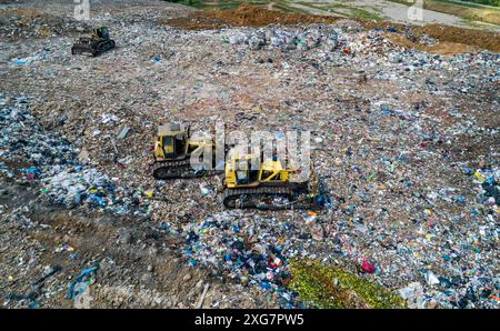 Luftaufnahme zweier Planierraupen, die auf einer großen Deponie arbeiten Stockfoto