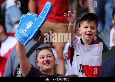 Fans von England während des Viertelfinalspiels der Euro 2024 zwischen England und der Schweiz im Düsseldorfer Arena Stadium in Düsseldorf (Deutschland), 6. Juli 2024. Stockfoto