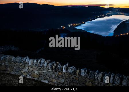Lac de Joux bei Nacht im Winter: Dämmerungsglühen und trockene Steinmauer im Waadtländer Jura Stockfoto
