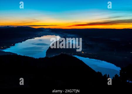 Lac de Joux und Lac Brenet bei Nacht im Winter: Dämmerungsglühen im Waadtländer Jura Stockfoto