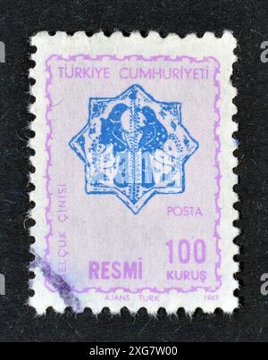 Gestempelte Briefmarke, gedruckt von der Türkei, die offizielle Briefmarke - Taubenemblem, ca. 1967 zeigt. Stockfoto