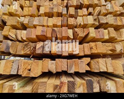 Ein Holzstapel ist in einem Stapel übereinander angeordnet Stockfoto