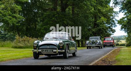 East Lothian, Schottland, Großbritannien, 7. Juli 2024. Räder der Vergangenheit: Die schottische Vereinigung der Fahrzeugliebhaber führt die Besitzer von Oldtimern durch die Landschaft zum malerischen Gelände von Lennoxlove. Im Bild: Ein 1959 Jensen 541R. Quelle: Sally Anderson/Alamy Live News Stockfoto