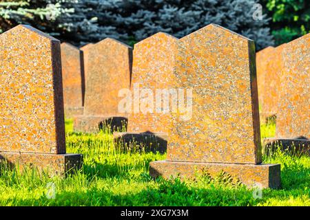 Vertikales Denkmal auf dem Grab, ohne Inschrift. Steindenkmal auf einem Friedhof. Stockfoto