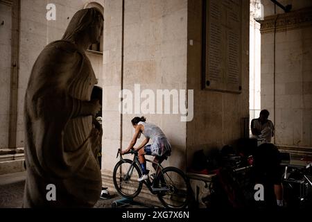 Brescia, Italien. Juli 2024. Reiterwärmphase vor der 1. Etappe der Giro d'Italia Women, Tudor ITT von Brescia nach Brescia, Italien Sonntag, 07. Juli 2024. Sport - Radsport . (Foto: Marco Alpozzi/Lapresse) Credit: LaPresse/Alamy Live News Stockfoto