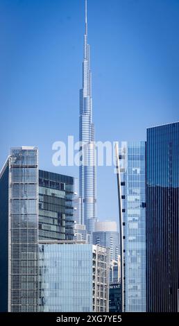 Burj khalifa Türme, die an einem sonnigen Tag durch andere umliegende Gebäude gesehen werden Stockfoto