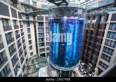 Guinness-Rekord weltgrößtes zylindrisches AquaDom Aquarium, Radisson Blu Collection Hotel Lobby vor einer unfallbedingten verheerenden Explosion, Berlin, Deutschland Stockfoto