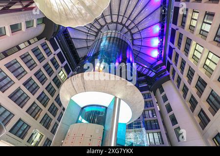 Guinness-Rekord weltgrößtes zylindrisches AquaDom Aquarium, Radisson Blu Collection Hotel Lobby vor einer unfallbedingten verheerenden Explosion, Berlin, Deutschland Stockfoto