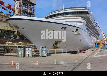 Chantier Naval de Marseille, Frankreich: Oceania Cruises' MS Riviera, Schiffsvorbereitung und Wartung im Trockendock Stockfoto