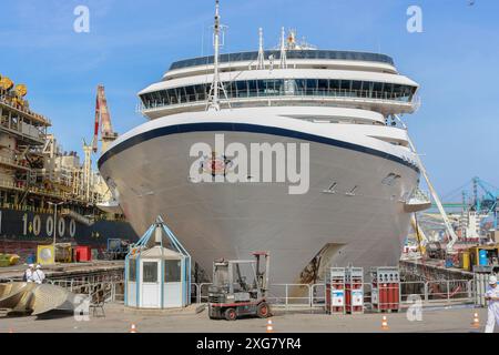 Chantier Naval de Marseille, Frankreich: Oceania Cruises' MS Riviera, Schiffsvorbereitung und Wartung im Trockendock Stockfoto