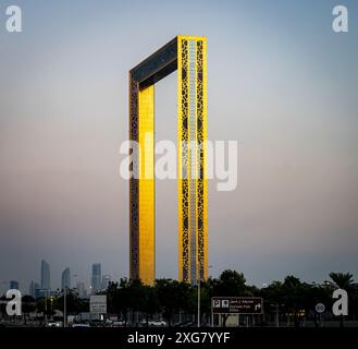 Der Dubai Frame aus der Ferne in der Abenddämmerung Stockfoto