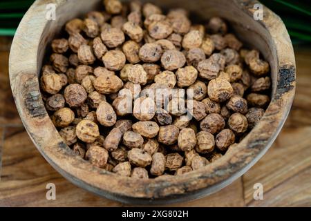 Tigernut Cyperus esculentus auf Olivenholz Stockfoto