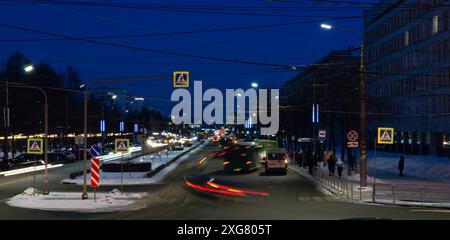 Tscheljabinsk Russland - 18. Januar 2021. Lenin Avenue. Abendlicher Blick auf die Hauptstraße der Stadt im Winter und den Verkehr von Autos und Menschen darauf Stockfoto