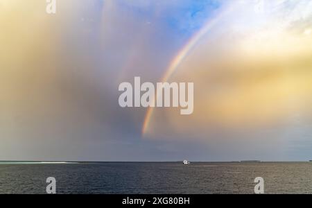 Ein Regenbogen auf dem indischen Ozean am Nachmittag Stockfoto