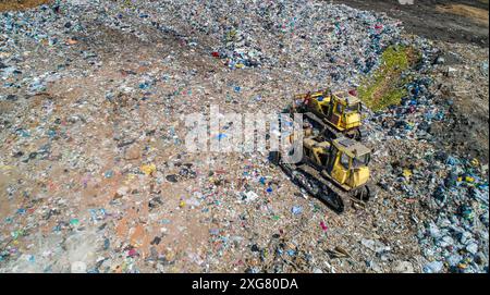 Luftaufnahme zweier Planierraupen, die auf einer großen Deponie arbeiten Stockfoto